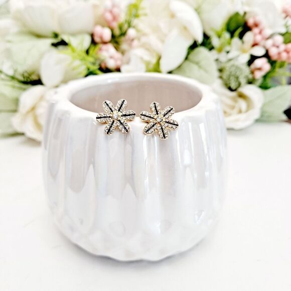 💖 2/$30 Gold tone Flower Rhinestone Cute small dainty Stud statement Earrings - Picture 1 of 8